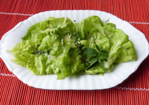 Fotografia przedstawiająca Sałata zielona z sosem i ziołami