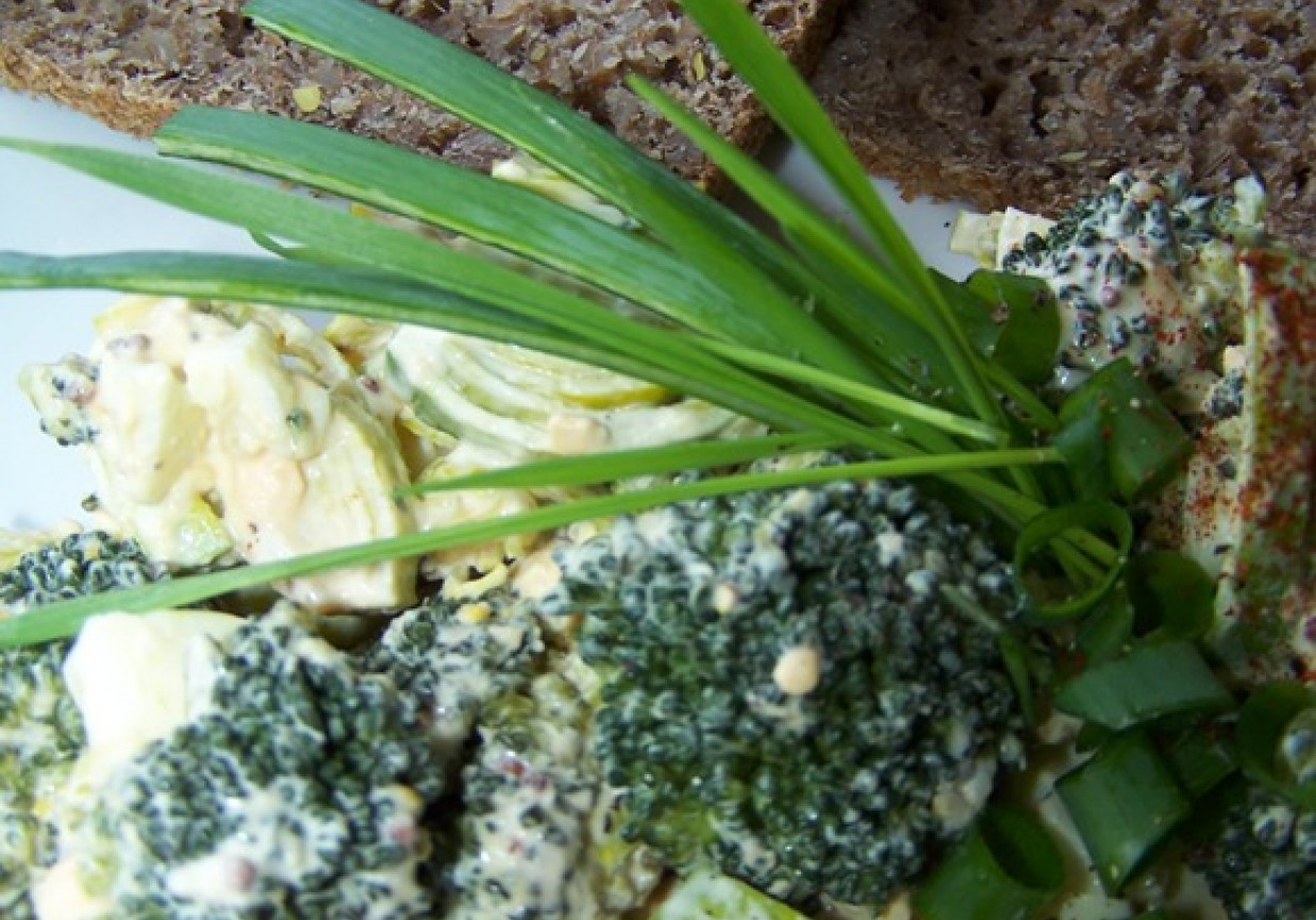 sałatka 3-składnikowa (brokuł, jajka, por) kolacyjna foto