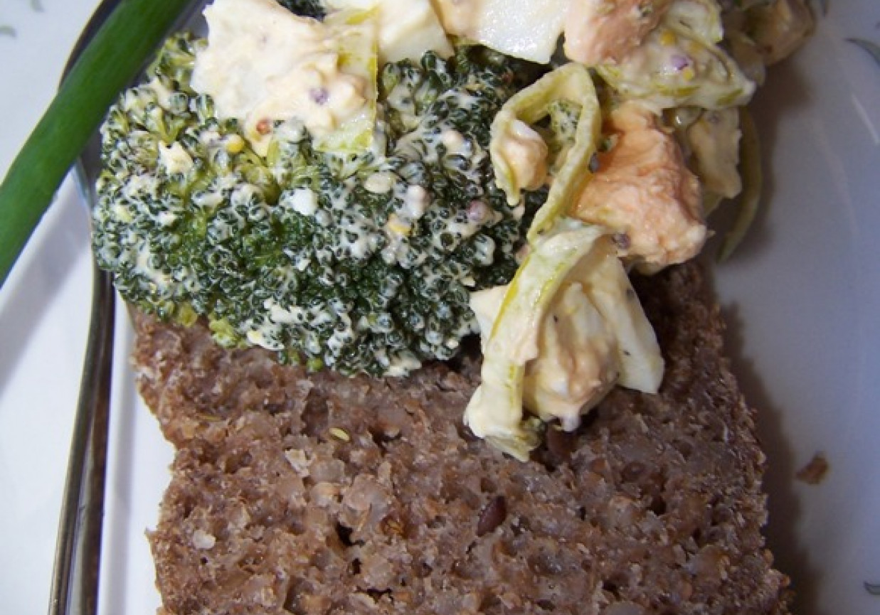 sałatka 3-składnikowa (brokuł, jajka, por) kolacyjna foto