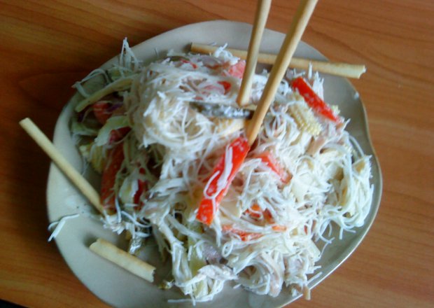 Fotografia przedstawiająca Sałatka ale chiń-ska – jeść włoskimi paluszkami