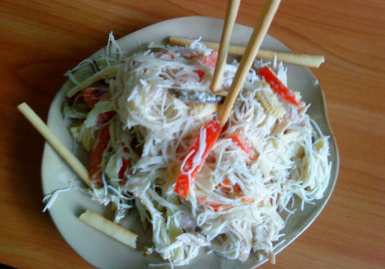 Sałatka ale chiń-ska – jeść włoskimi paluszkami foto