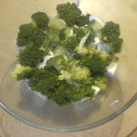 Krok 4 - Sałatka brokułowa w sosie czosnkowym pod pestkami dyni i słonecznikaa foto