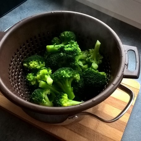 Krok 1 - Sałatka brokułowa z boczkiem i sosem czosnkowym foto