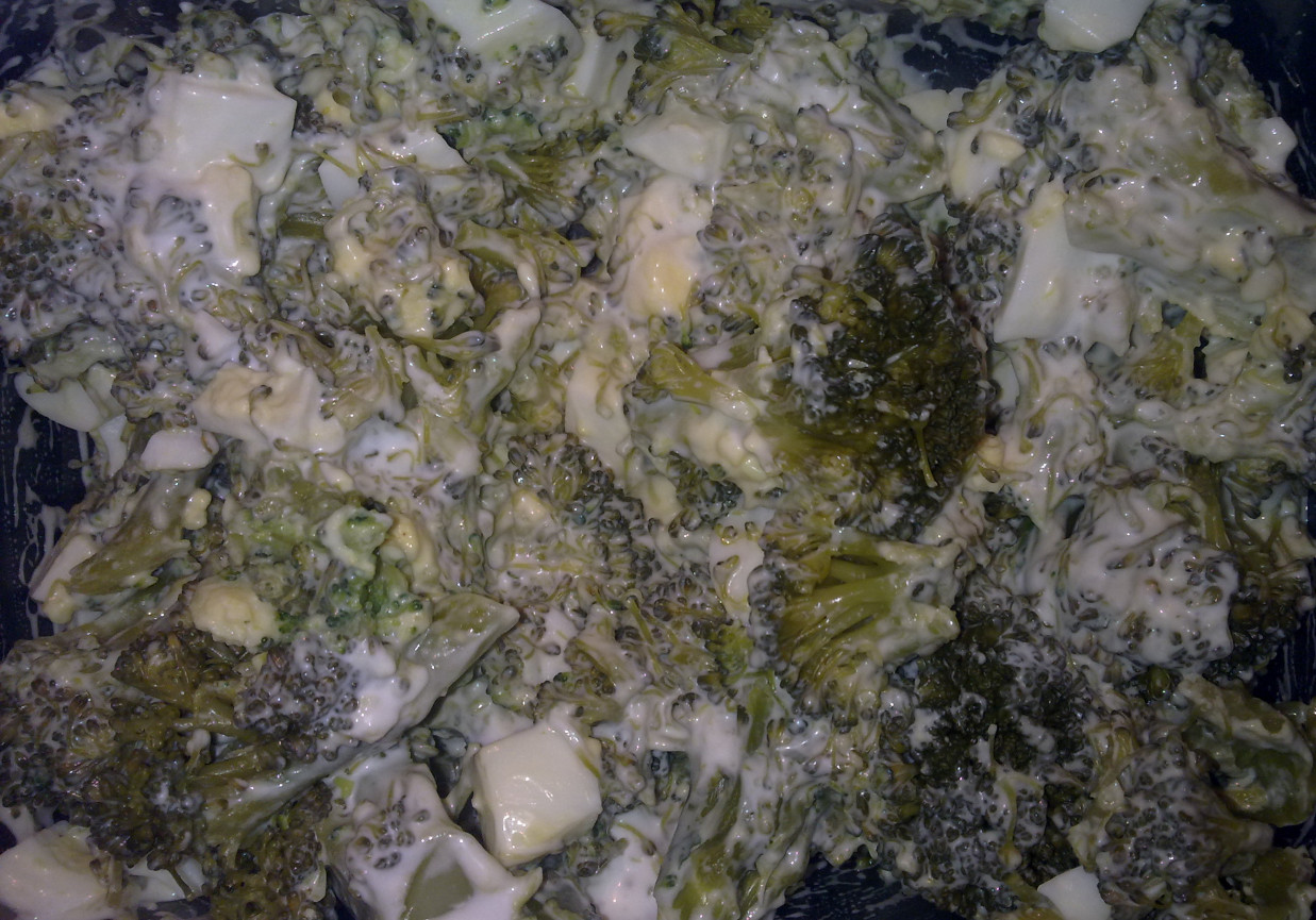 Sałatka brokułowa z deepem czosnkowym foto
