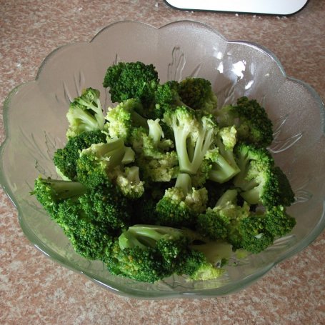 Krok 1 - Sałatka brokułowa z fetą i czarnuszką foto