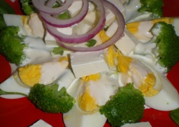 Fotografia przedstawiająca Sałatka brokułowa z fetą i jajkiem
