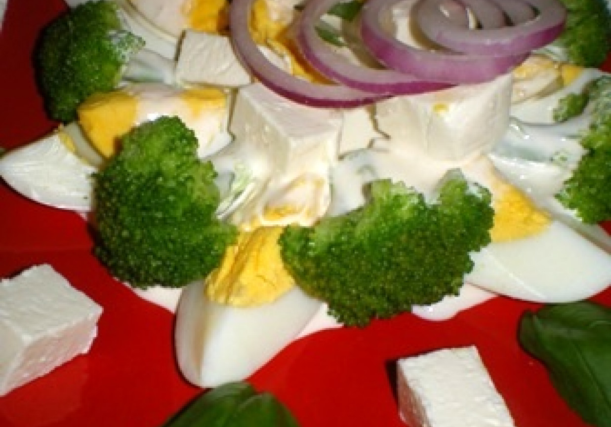 Sałatka brokułowa z fetą i jajkiem foto