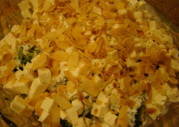 Fotografia przedstawiająca Sałatka brokułowa z feta i sosem czosnkowym