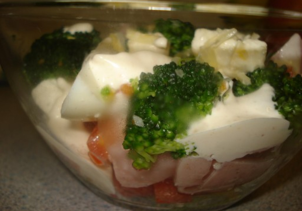 sałatka brokułowa z fetą i sosem czosnkowym foto