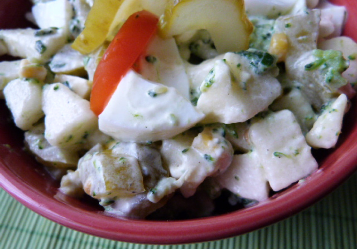 Sałatka brokułowa z jajkami i kukurydzą foto