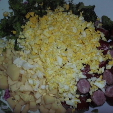 Krok 2 - Sałatka brokułowa z kabanosem w sosie musztardowym foto