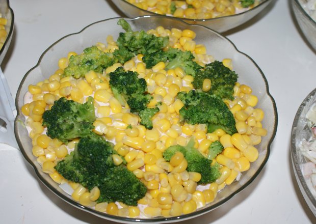 Fotografia przedstawiająca sałatka brokułowa z kukurydzą