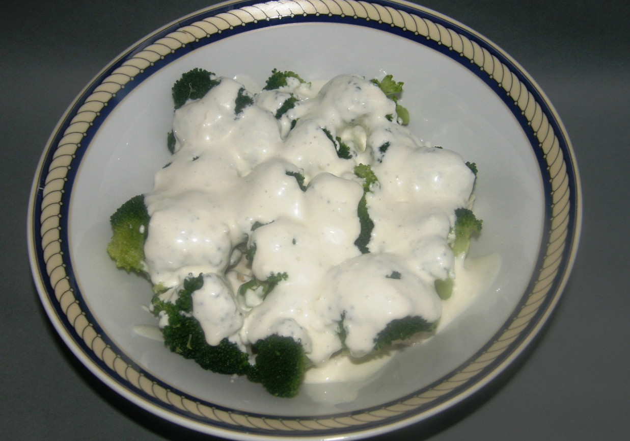 Sałatka brokułowa z piersią drobiową foto