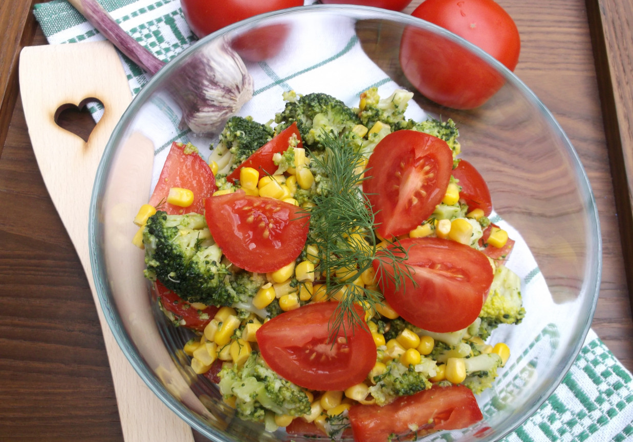 Sałatka brokułowa z pomidorami i kukurydzą. foto