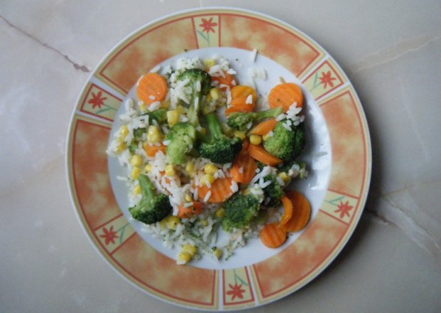 Fotografia przedstawiająca Sałatka brokułowa z ryżem