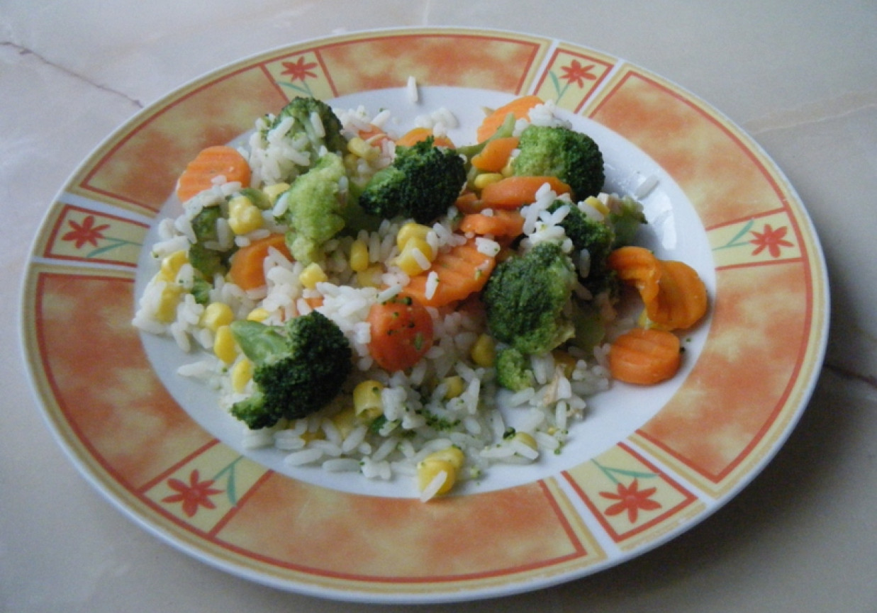 Sałatka brokułowa z ryżem foto