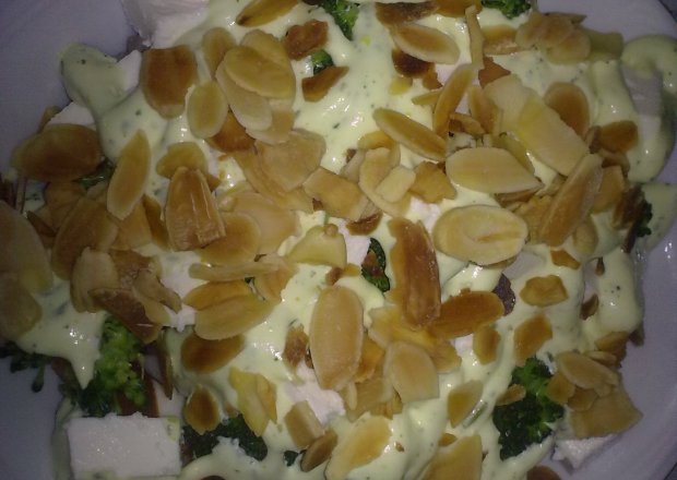 Fotografia przedstawiająca Sałatka brokułowa z serem feta