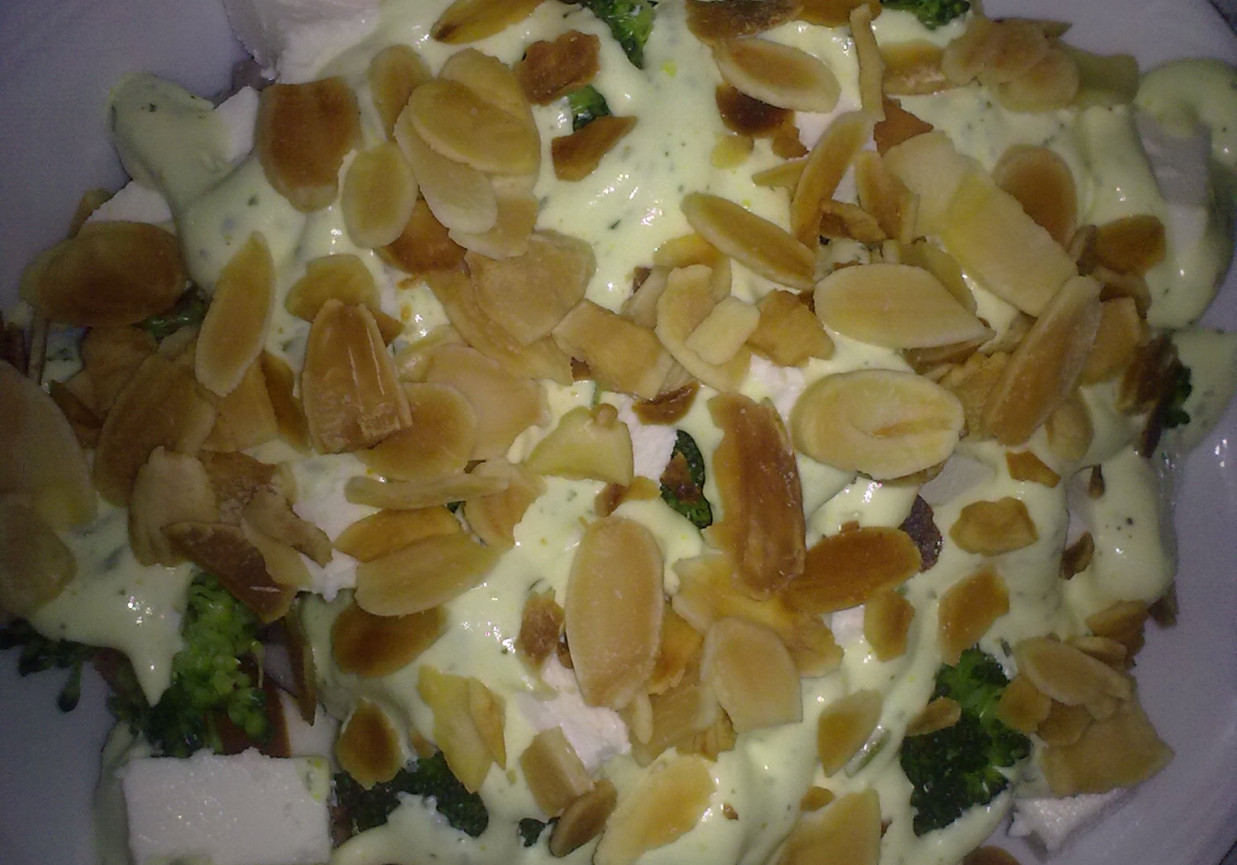 Sałatka brokułowa z serem feta foto