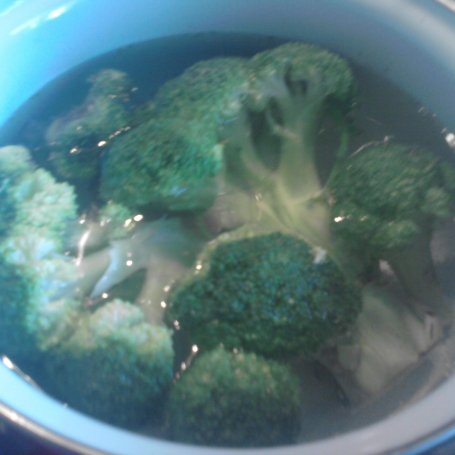 Krok 1 - Sałatka brokułowa z sosem czosnkowym foto