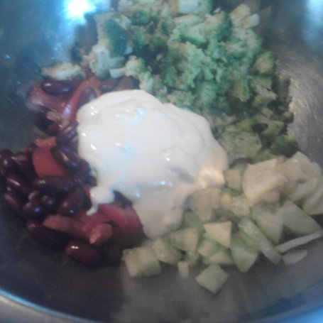 Krok 4 - Sałatka brokułowa z sosem czosnkowym foto