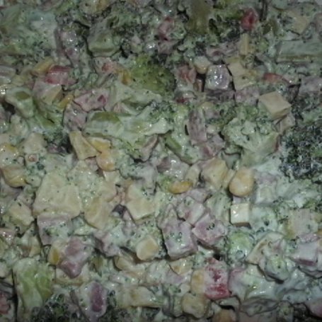 Krok 3 - Sałatka brokułowa z sosem czosnkowym foto