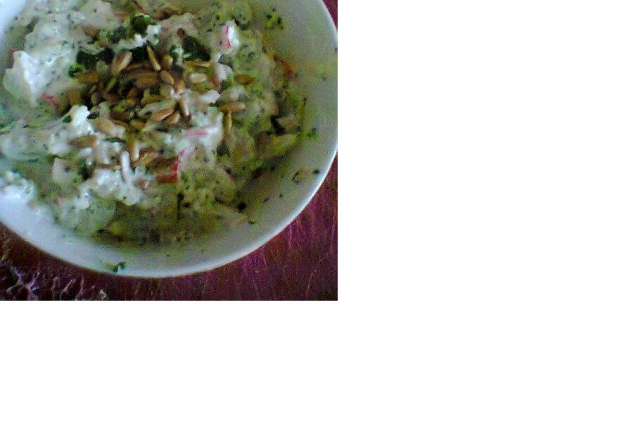 Sałatka brokułowa z surimi foto