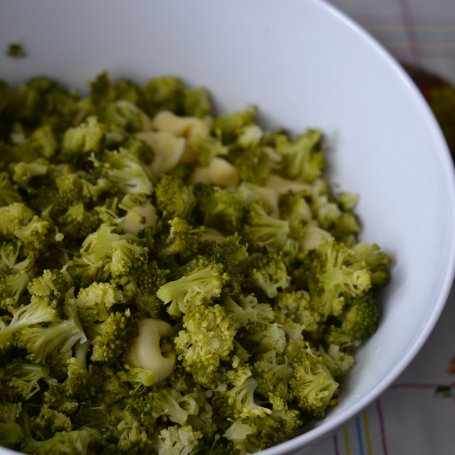 Krok 1 - SAŁATKA BROKUŁOWA Z TORTELLINI I KURCZAKIEM foto
