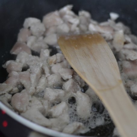 Krok 2 - SAŁATKA BROKUŁOWA Z TORTELLINI I KURCZAKIEM foto