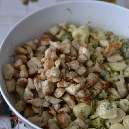 Krok 3 - SAŁATKA BROKUŁOWA Z TORTELLINI I KURCZAKIEM foto