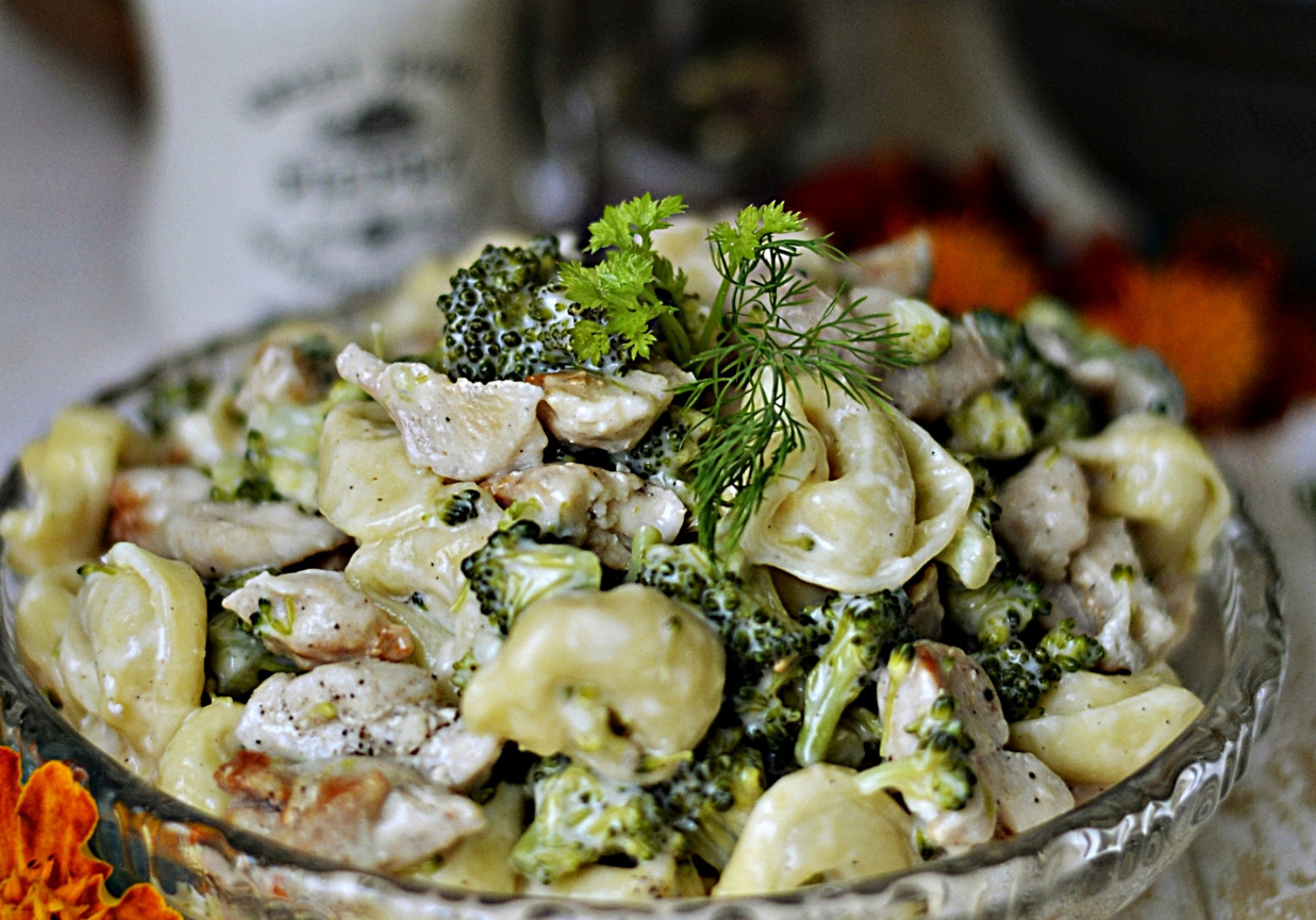 SAŁATKA BROKUŁOWA Z TORTELLINI I KURCZAKIEM DoradcaSmaku.pl