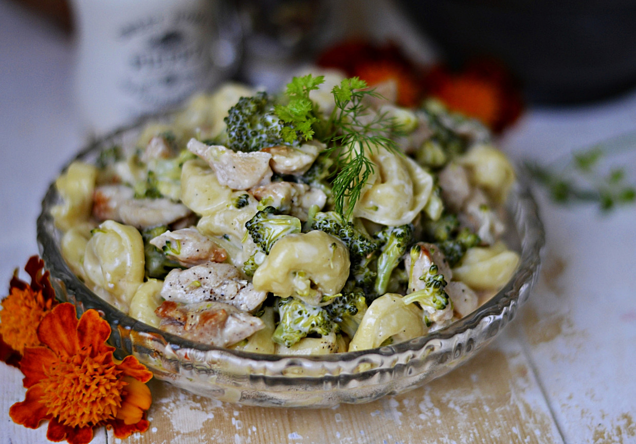 SAŁATKA BROKUŁOWA Z TORTELLINI I KURCZAKIEM foto