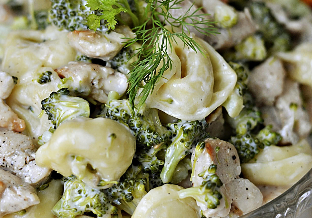 SAŁATKA BROKUŁOWA Z TORTELLINI I KURCZAKIEM foto