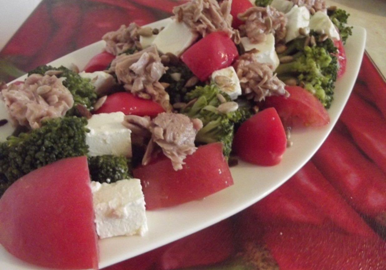 Sałatka brokułowa z tuńczykiem, fetą i pomidorem foto