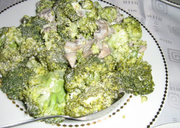 Fotografia przedstawiająca sałatka brokułowa ze smażoną pieczarką