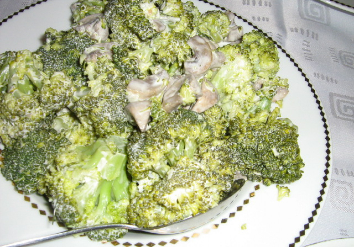 sałatka brokułowa ze smażoną pieczarką foto