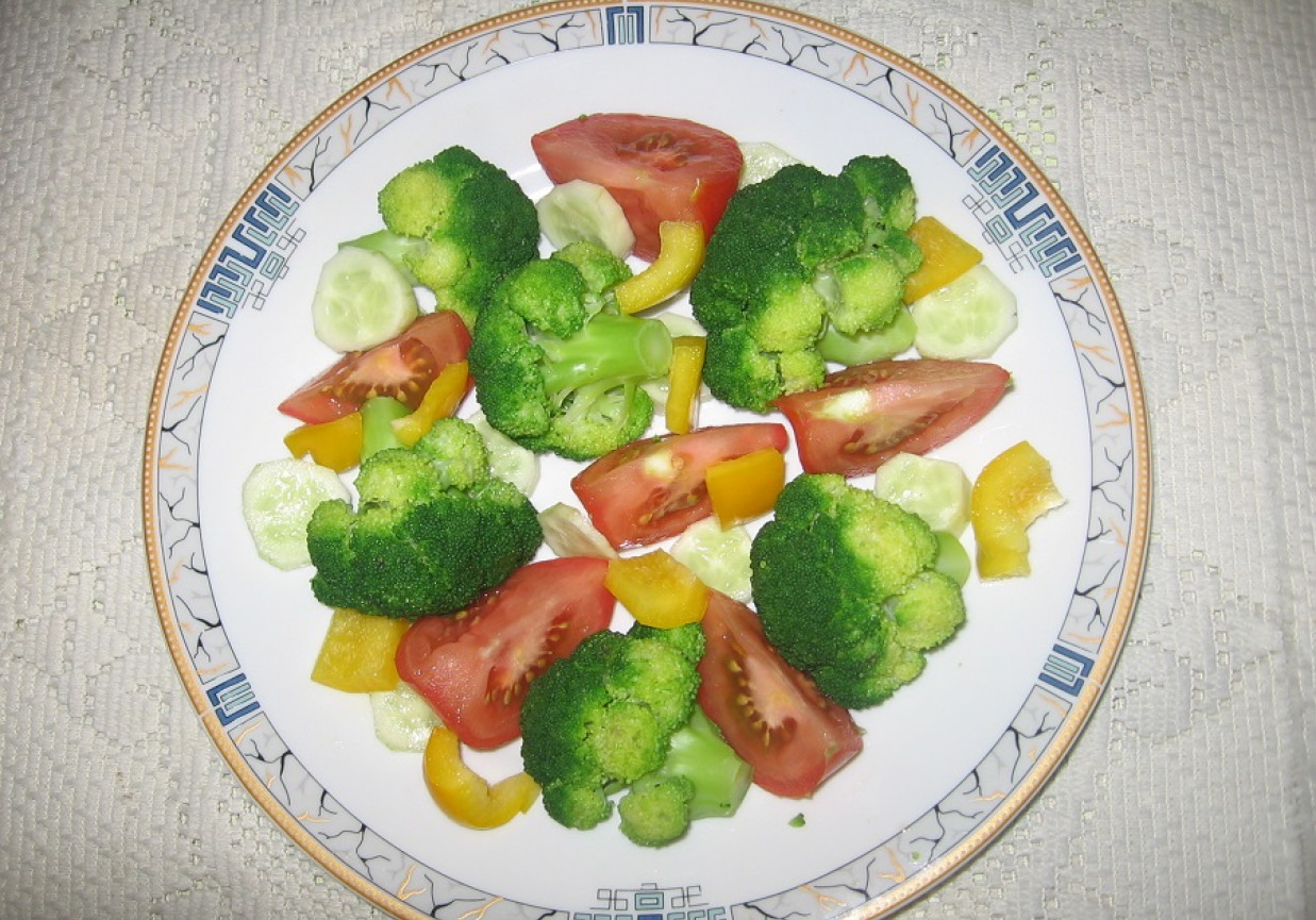 Sałatka brokułowa ze szczypiorkiem foto