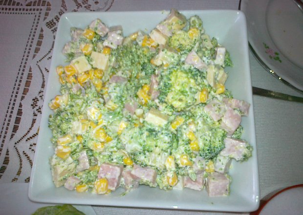 Fotografia przedstawiająca sałatka brokułowa