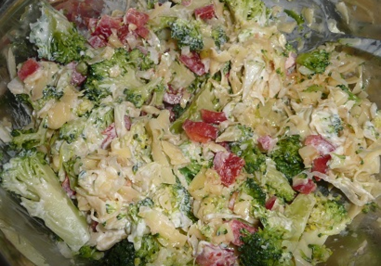 sałatka brokułowa foto