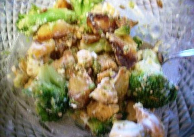 Fotografia przedstawiająca sałatka brokułowo kurczakowa