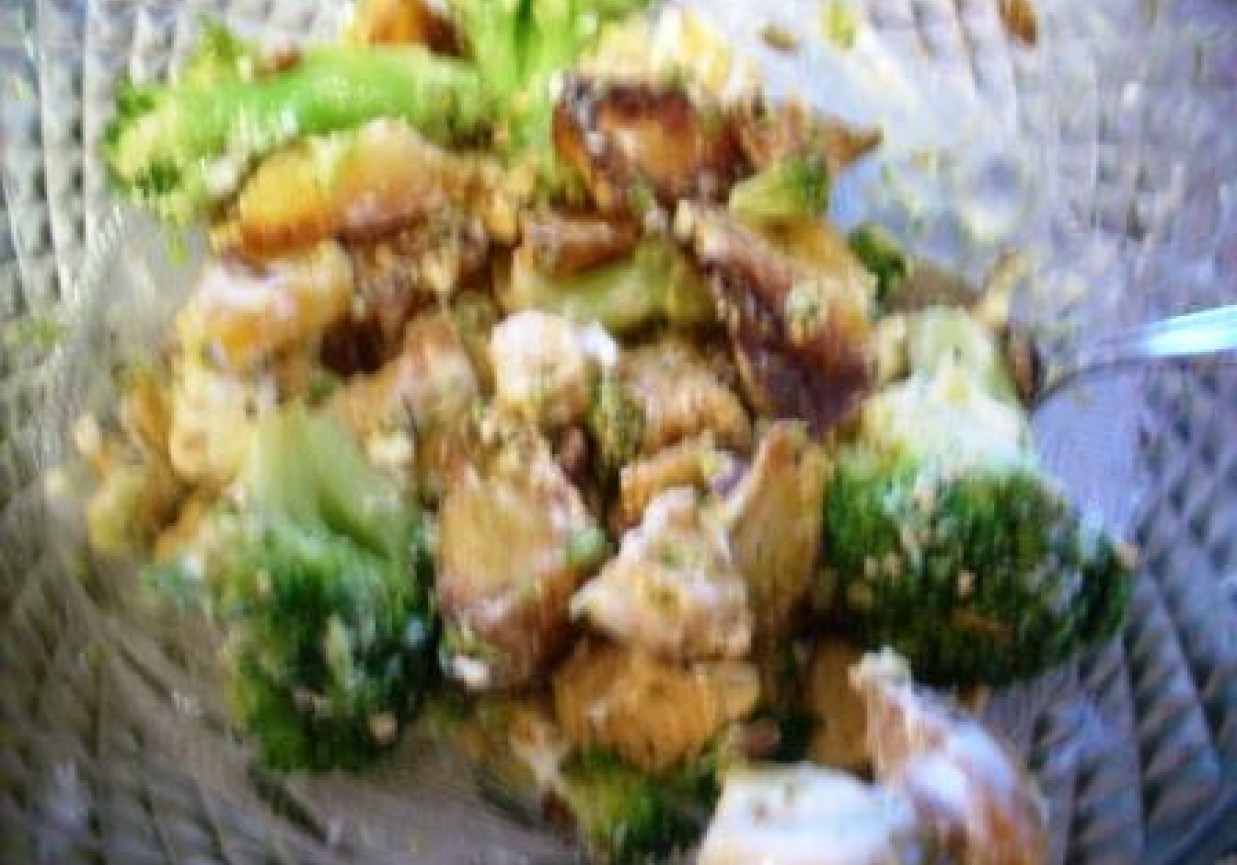 sałatka brokułowo kurczakowa foto