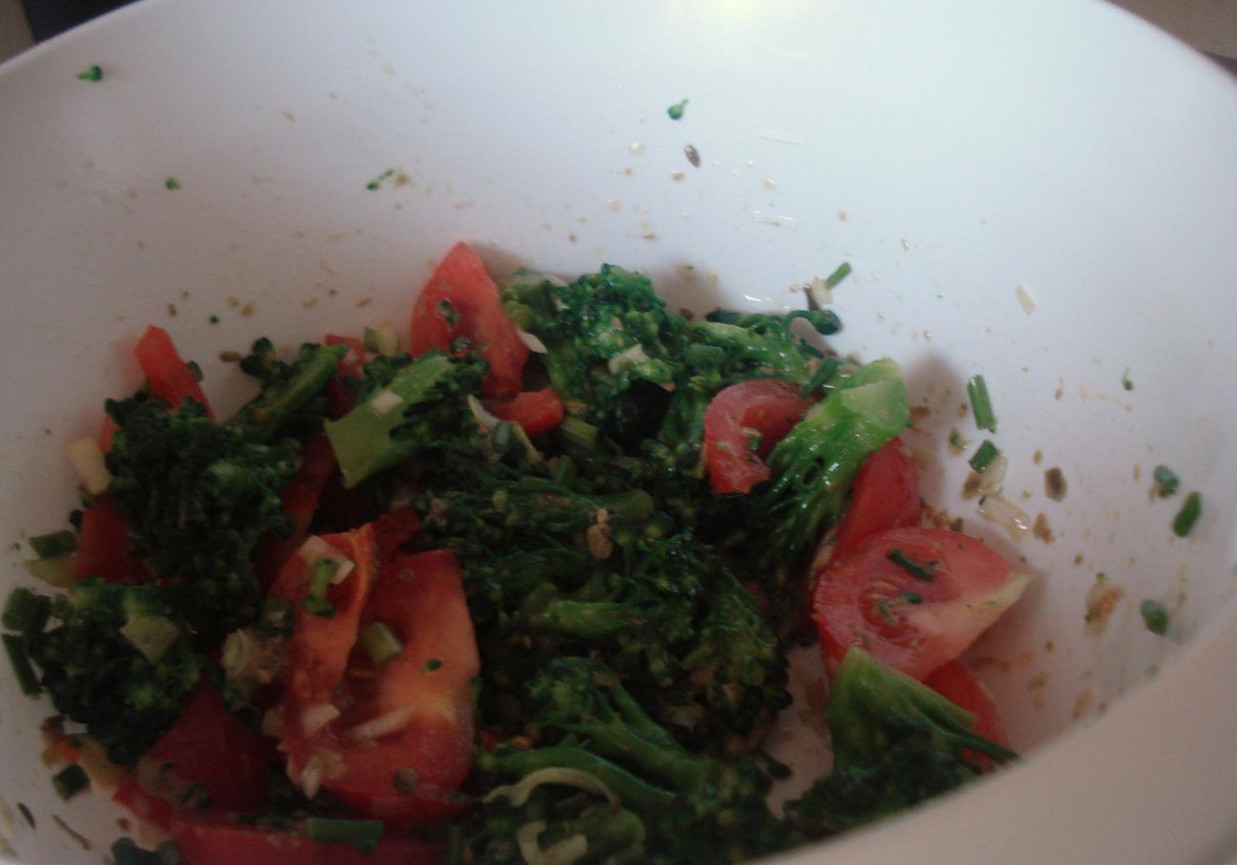 Sałatka brokułowo- pomidorowa z kaparowym sosem foto