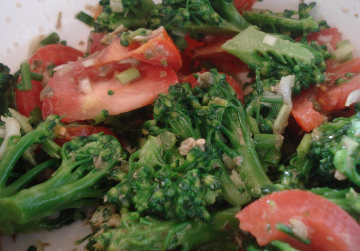Sałatka brokułowo- pomidorowa z kaparowym sosem foto