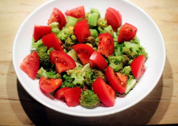 Fotografia przedstawiająca Sałatka brokułowo - pomidorowa