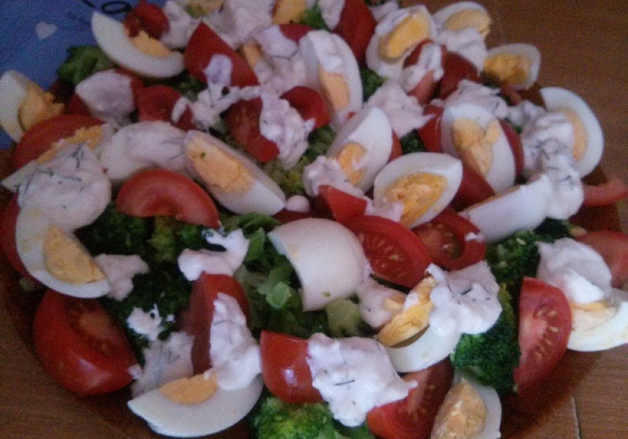 sałatka brokułowo-pomidorowo -jajeczna z sosem czosnkowym foto