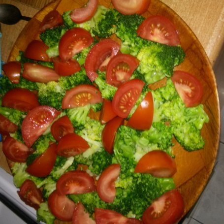 Krok 4 - sałatka brokułowo-pomidorowo -jajeczna z sosem czosnkowym foto
