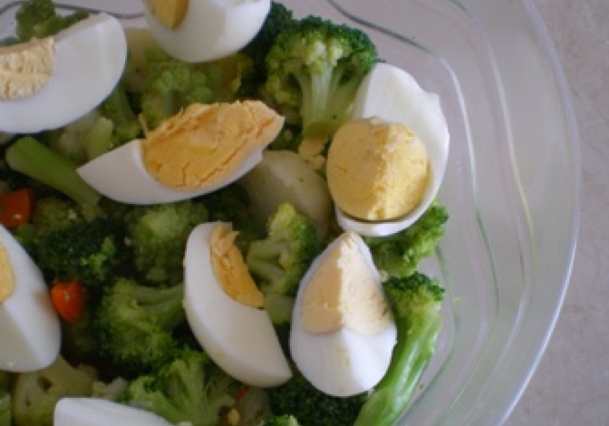 Sałatka brokułowo-jajeczna foto