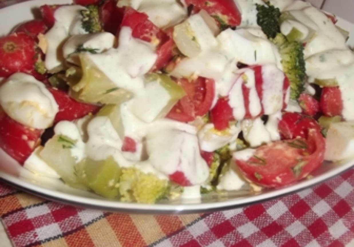 Sałatka brokułowo-jajeczno-pomidorowa z sosem czosnkowym foto