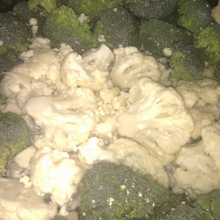 Krok 1 - Sałatka brokułowo-kalafiorowa z czosnkiem foto