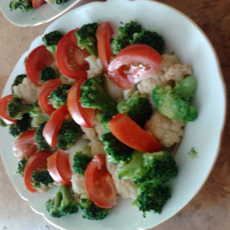 Krok 2 - Sałatka brokułowo-kalafiorowa z sosem czosnkowym foto