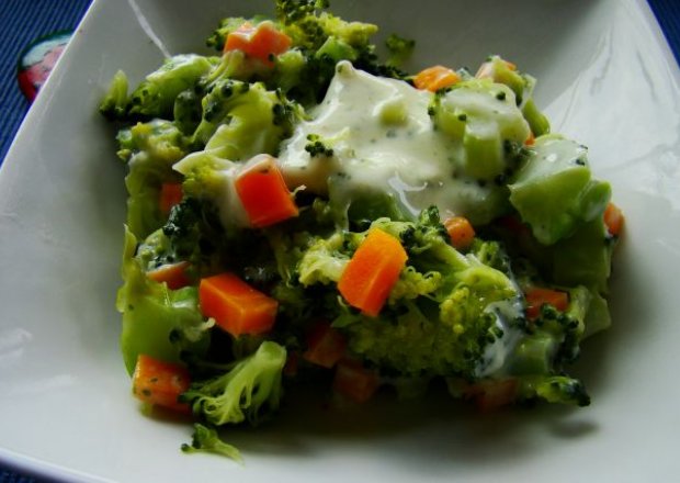 Fotografia przedstawiająca Sałatka brokułowo-marchewkowa